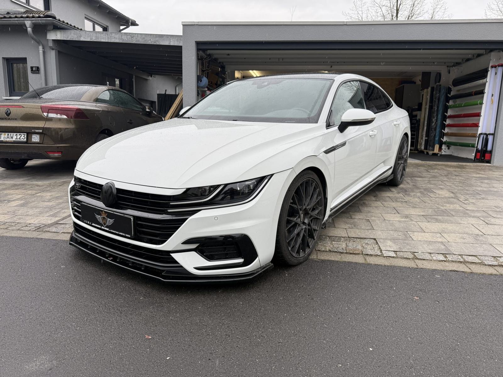 VW Arteon mit weißer Vollfolierung