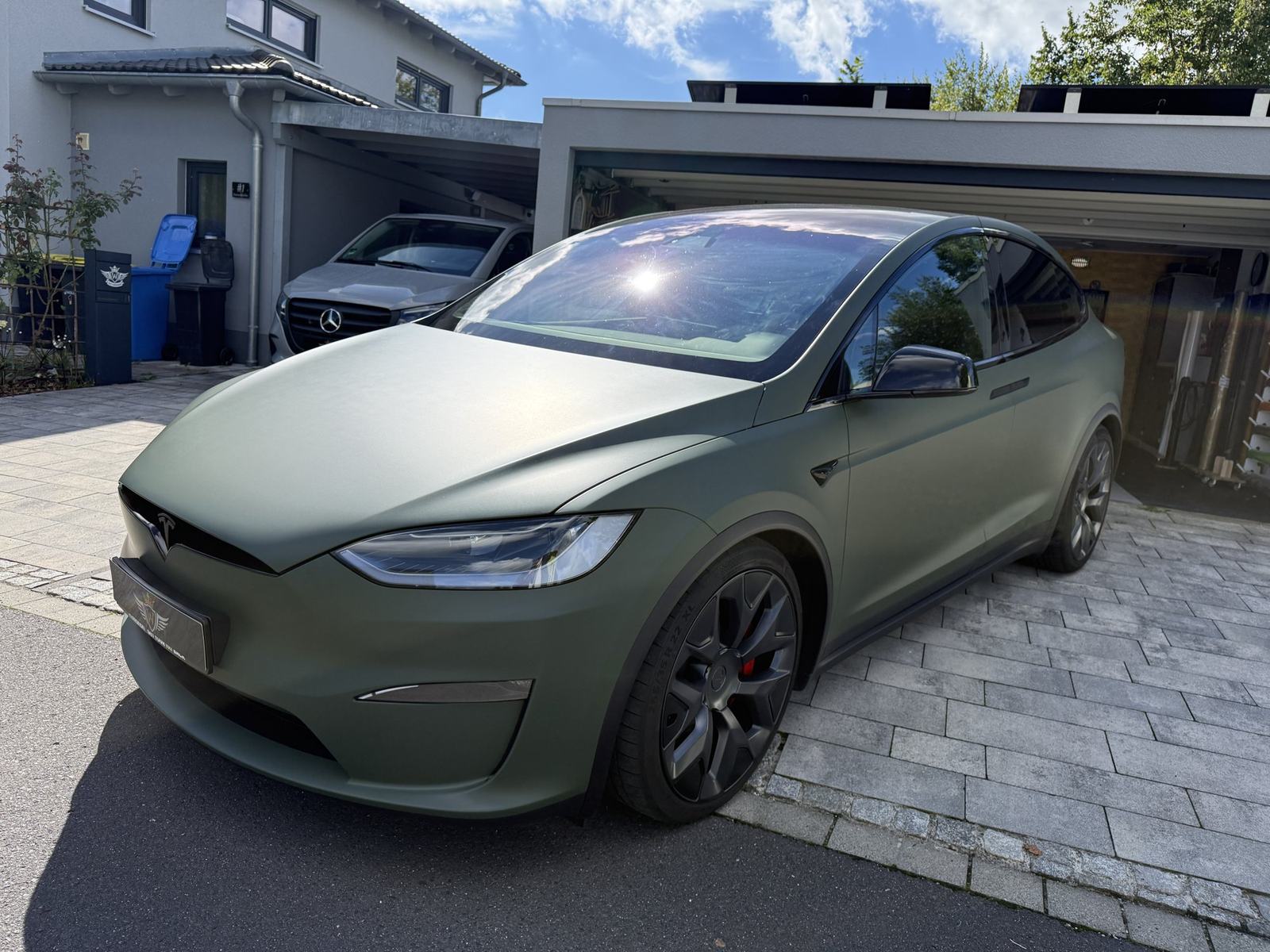 Tesla Model X in mattem Militärgrün vollfoliert
