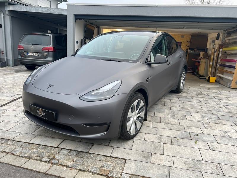 Tesla Model Y in 3M Matte Metallic Charcoal in der Garage
