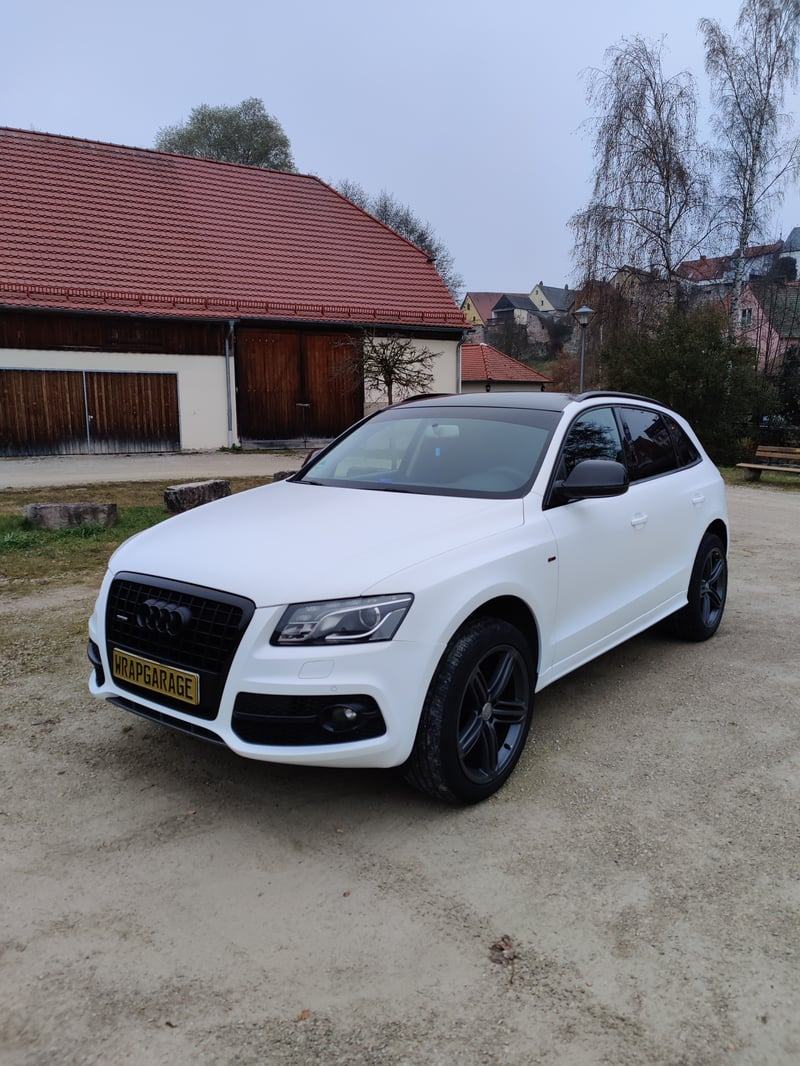 Audi Q5 in 3M Satin Frozen Vanilla mit schwarz folierten Chromteilen
