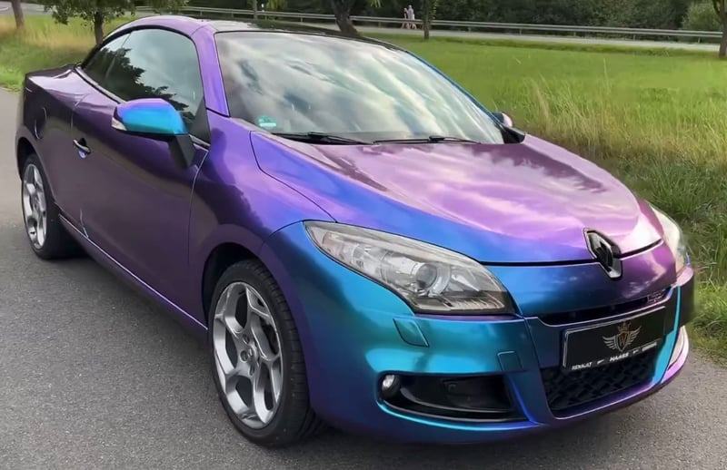 Renault Mégane Coupé mit Chamäleon-Folierung in Violett und Türkis