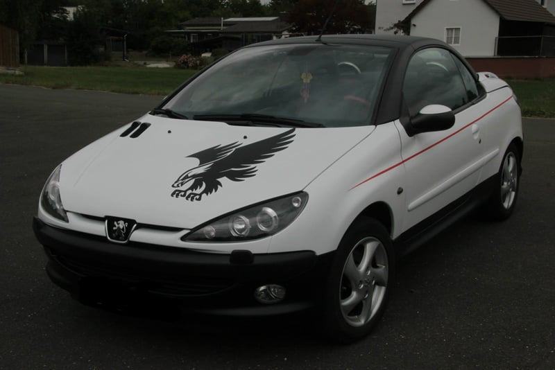 Projekt EAGLE: Peugeot 206 CC in Schwarz-Weiß mit Adler-Design auf der Motorhaube